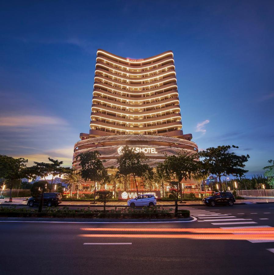 Vias Hotel Vung Tau - Transportation Included Екстериор снимка The hotel at night