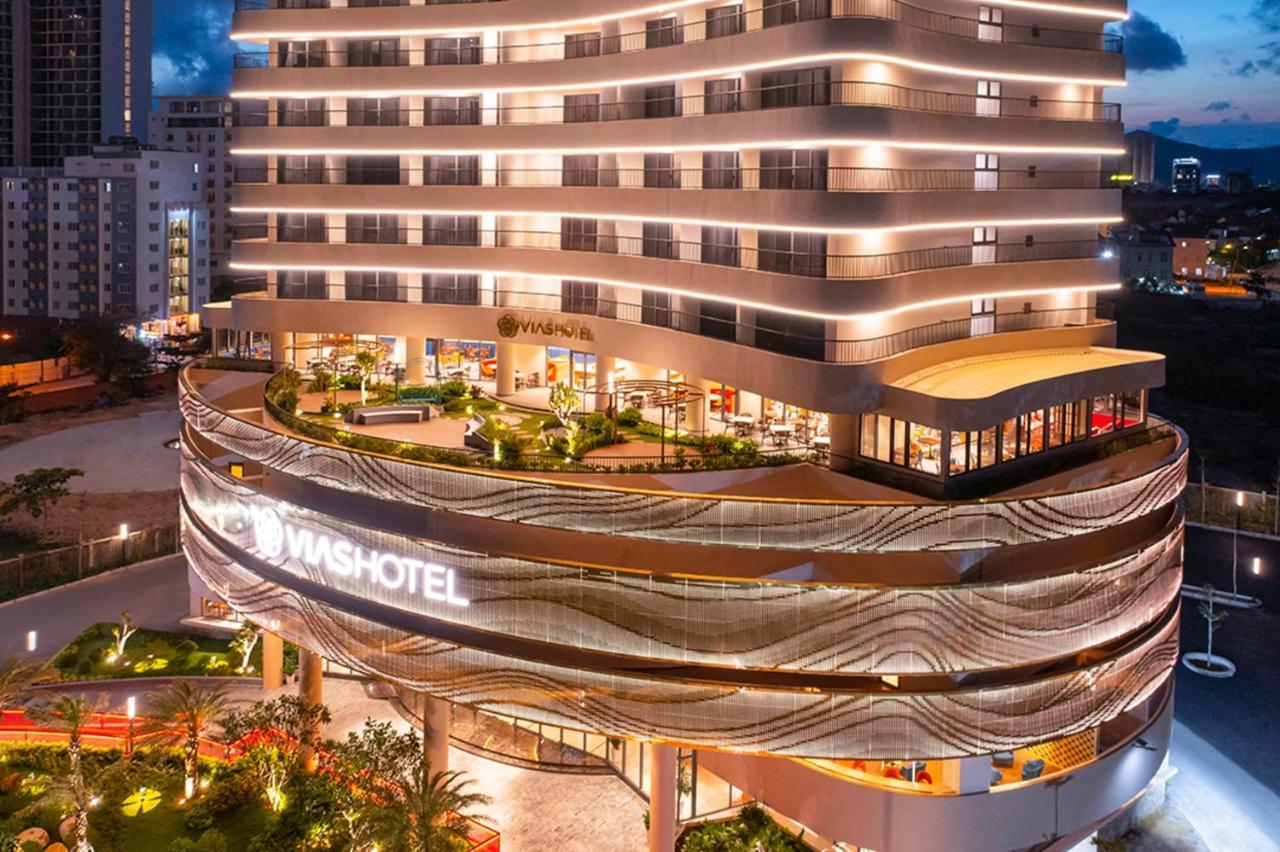 Vias Hotel Vung Tau - Transportation Included Екстериор снимка The hotel at night