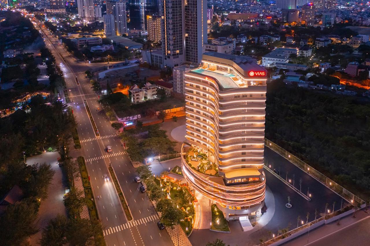 Vias Hotel Vung Tau - Transportation Included Екстериор снимка The hotel at night
