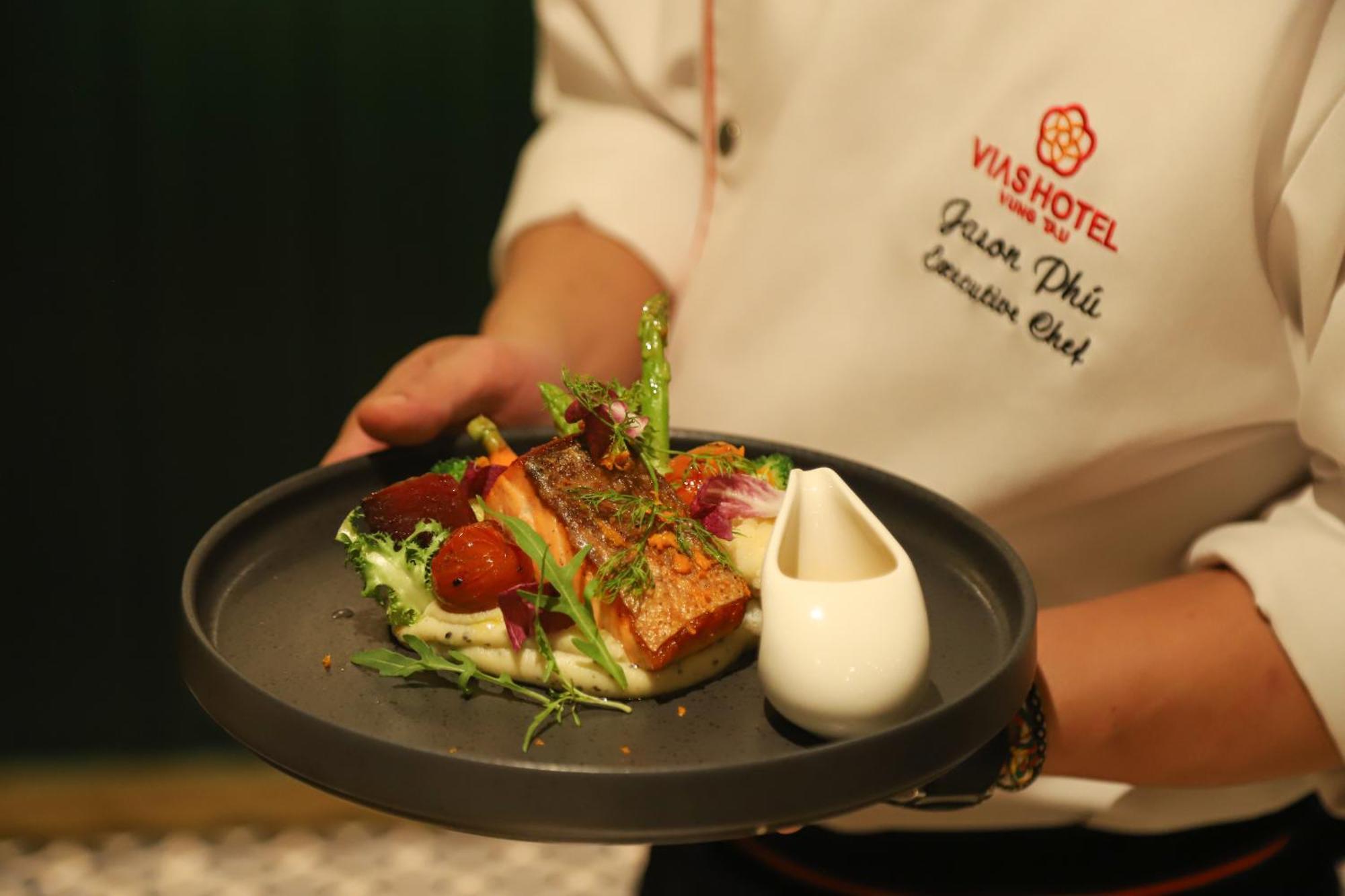 Vias Hotel Vung Tau - Transportation Included Екстериор снимка A chef serving a prepared meal