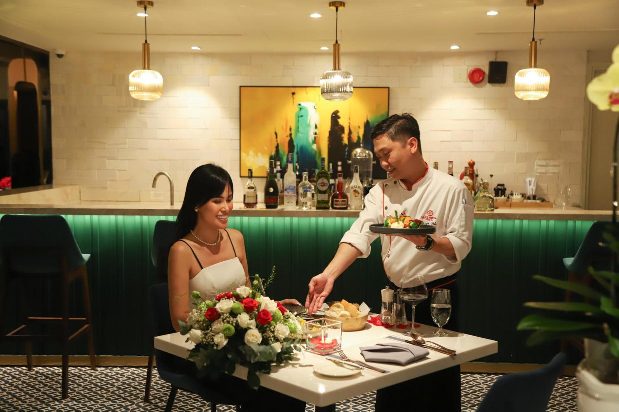 Vias Hotel Vung Tau - Transportation Included Екстериор снимка A bartender serving a guest at the bar