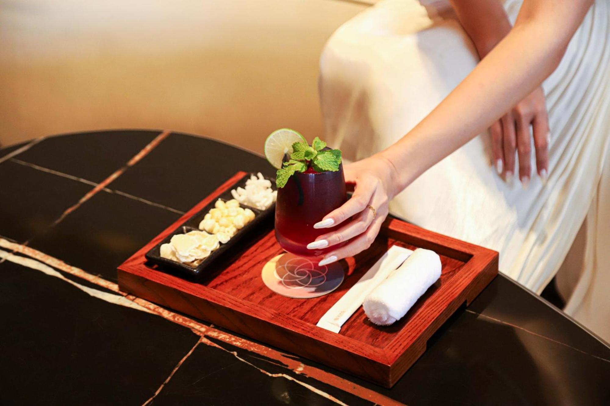 Vias Hotel Vung Tau - Transportation Included Екстериор снимка A woman holding a drink