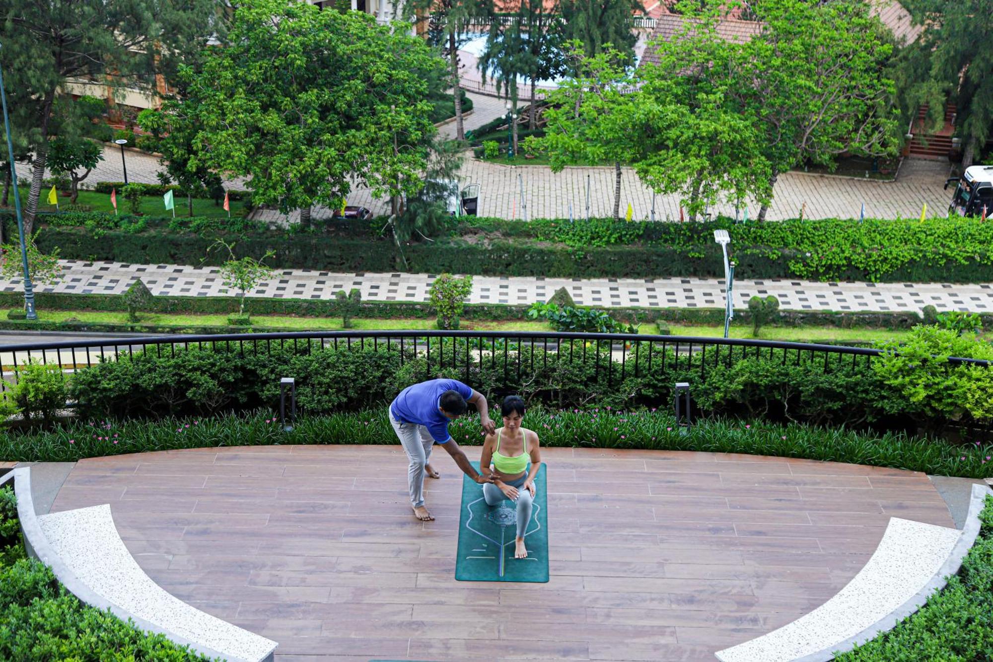 Vias Hotel Vung Tau - Transportation Included Екстериор снимка A woman practices yoga at the park